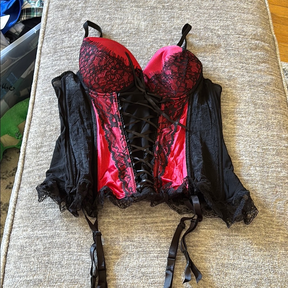 Elegant Black and Red Lace Corset 🌸bundle and save!!